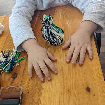 Copilași din comunitatea Gara la un atelier organizat la Muzeul Județean de Etnografie și Artă Populară Maramureș