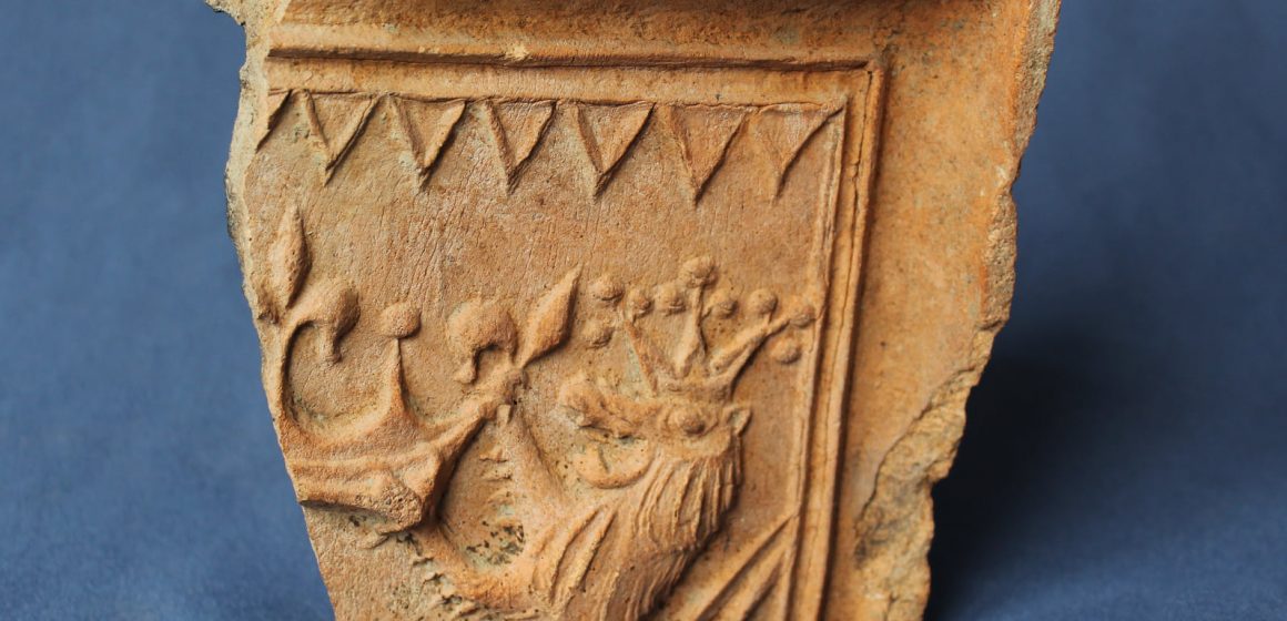 Cahla decorată cu motive heraldice este exponatul săptămânii la Muzeul Județean de Istorie și Arheologie Maramureș