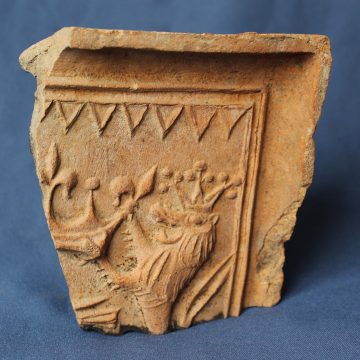 Cahla decorată cu motive heraldice este exponatul săptămânii la Muzeul Județean de Istorie și Arheologie Maramureș Cahla decorată cu motive heraldice este exponatul săptămânii la Muzeul Județean de Istorie și Arheologie Maramureș