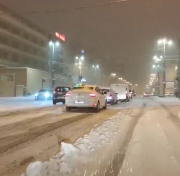 Video | Circulație în condiții grele de iarnă în Baia Mare, autoritățile – luate prin surprindere