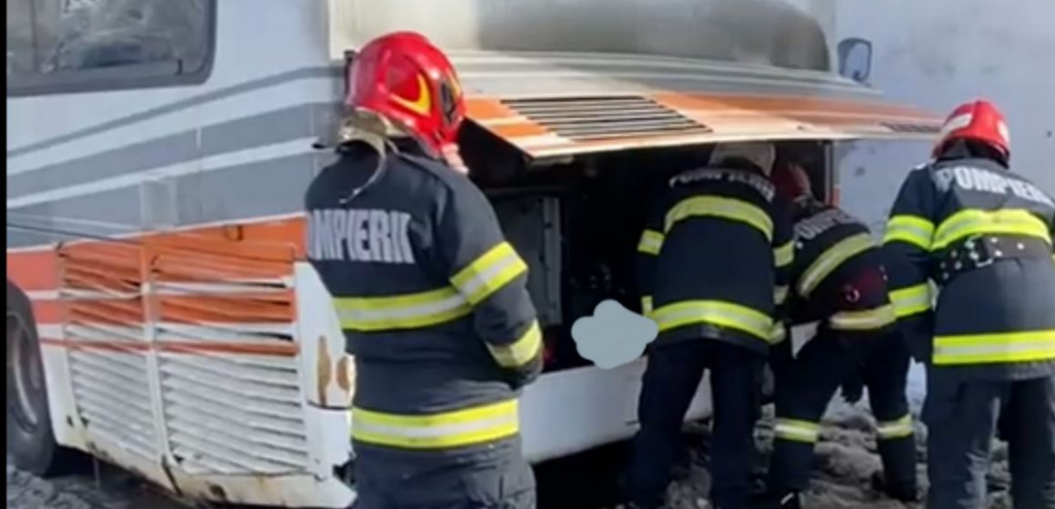 Incendiu la un autocar care transporta 25 de copii