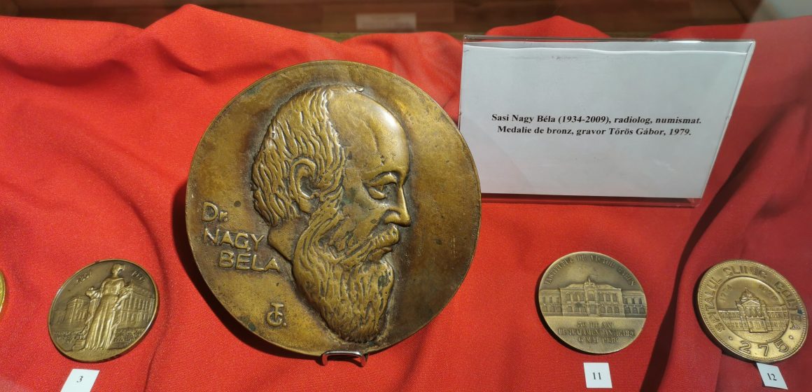 Video | O expoziție impresionantă de insigne și medalii românești a colecționarului Sasi Nagy Béla la Muzeul Județean de Istorie și Arheologie Maramureș