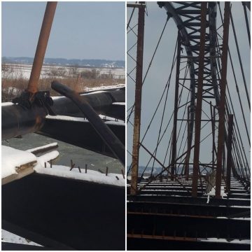 A rămas cu autoturismul suspendat pe pod în timp ce fugea de polițiști