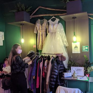 32 de plase cu haine vor fi donate comunităților vulnerabile – schimb de haine la Greenys