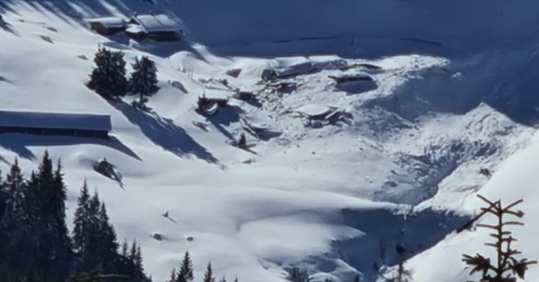 Cabană din Munții Rodnei acoperită de avalanșă