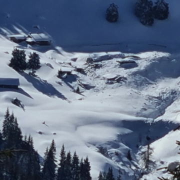 Cabană din Munții Rodnei acoperită de avalanșă Cabană din Munții Rodnei acoperită de avalanșă