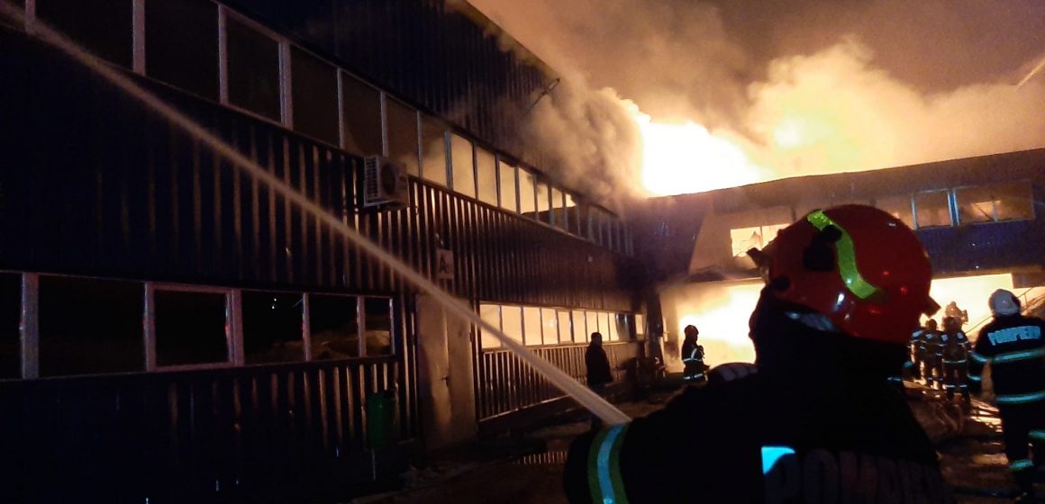 Video | Incendiu de proporții la o hală de producție, la Taparo