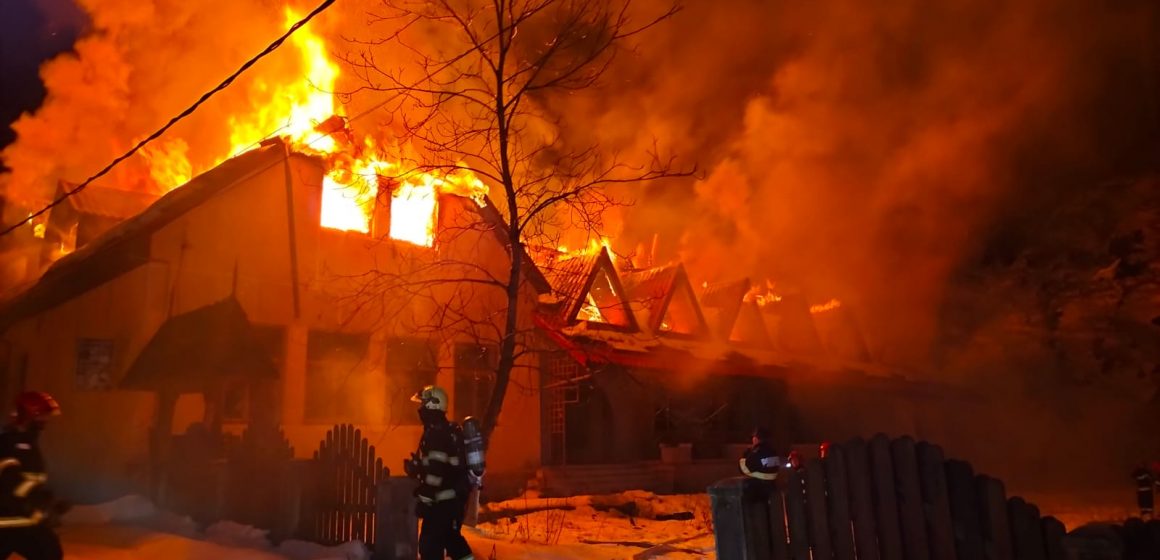Video & galerie foto | Incendiu la fosta cabană Usturoiu Video & galerie foto | Incendiu la fosta cabană Usturoiu