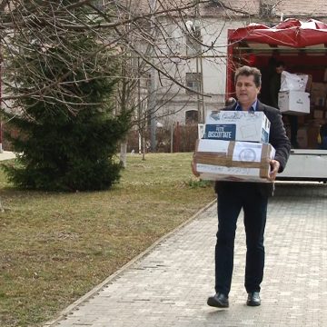 Video | Au sosit ajutoare de la Universitatea din Napoli pentru refugiații cazați în căminul studențesc băimărean Video | Au sosit ajutoare de la Universitatea din Napoli pentru refugiații cazați în căminul studențesc băimărean