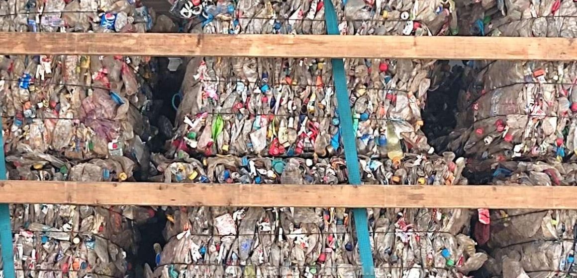 TIR încărcat cu aproximativ 13 tone de deșeuri din plastic, oprit la P.T.F. Călăraşi