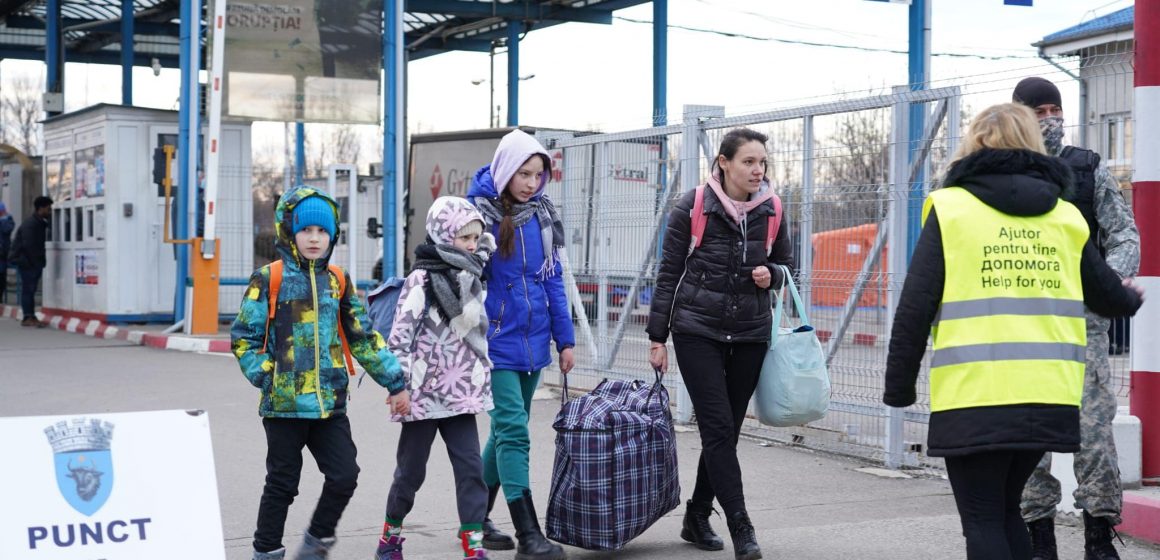 Alături de cei care fug din calea războiului