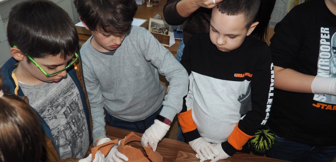 Programul educațional „Muzeul Viu” – cu teme atractive și educative pentru copii la Muzeul Județean de Istorie și Arheologie Maramureș