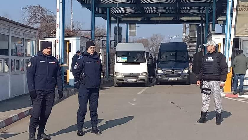 Situația la Punctul de Trecere a Frontierei Sighetu Marmației în 18 martie, alți 25 ucraineni au trecut prin apa râului Tisa Situația la Punctul de Trecere a Frontierei Sighetu Marmației în 18 martie, alți 25 ucraineni au trecut prin apa râului Tisa