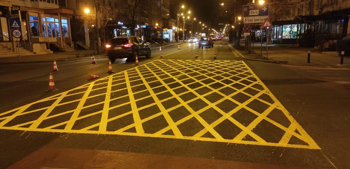 Delimitări în două intersecții din Baia Mare pentru evitarea blocajelor