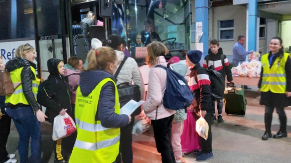 Un grup de copii din Ucraina și însoțitorii acestora au fost preluați, în noaptea de marți spre miercuri de specialiștii DGASPC Maramureș