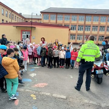 Fii atent la traversare – Activitate la Școala Gimnazială ”Nicolae Iorga” Baia Mare în parteneriat cu Serviciul Politiei Rutiere Maramureș