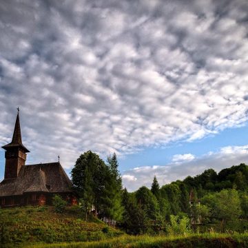 Ionel Bogdan: Două biserici de lemn din Maramureș au fost cuprinse în ruta națională a bisericilor de lemn