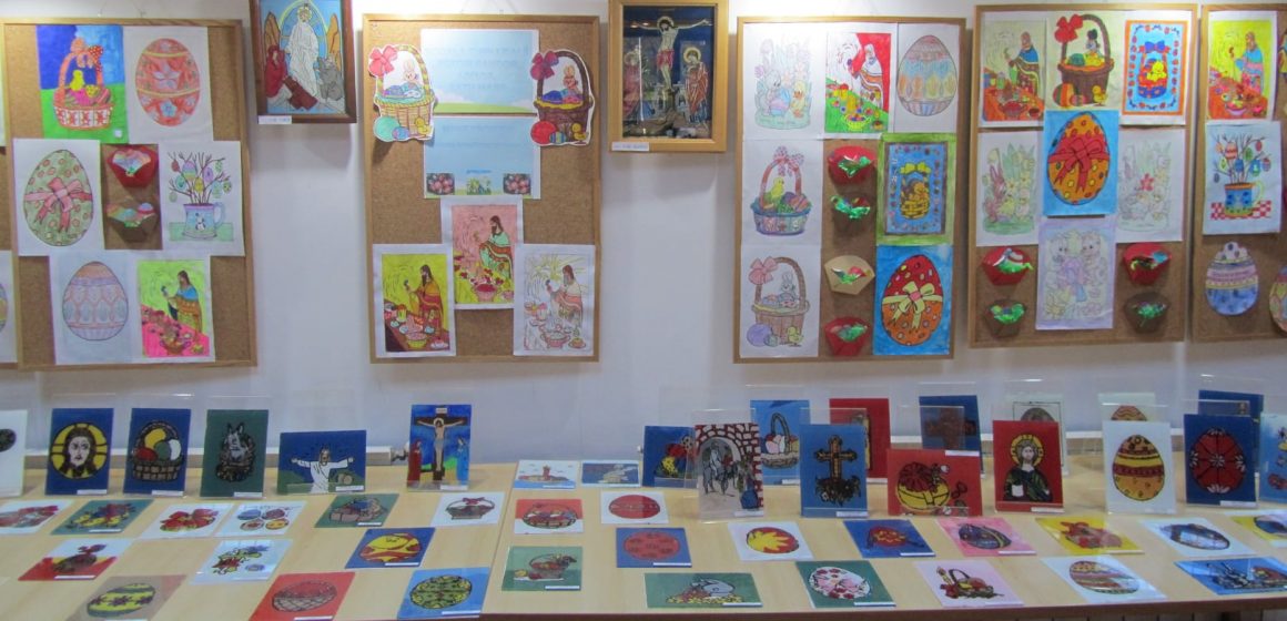 „Bucuria Sărbătorilor Pascale” – expoziție de desene şi pictură pe sticlă