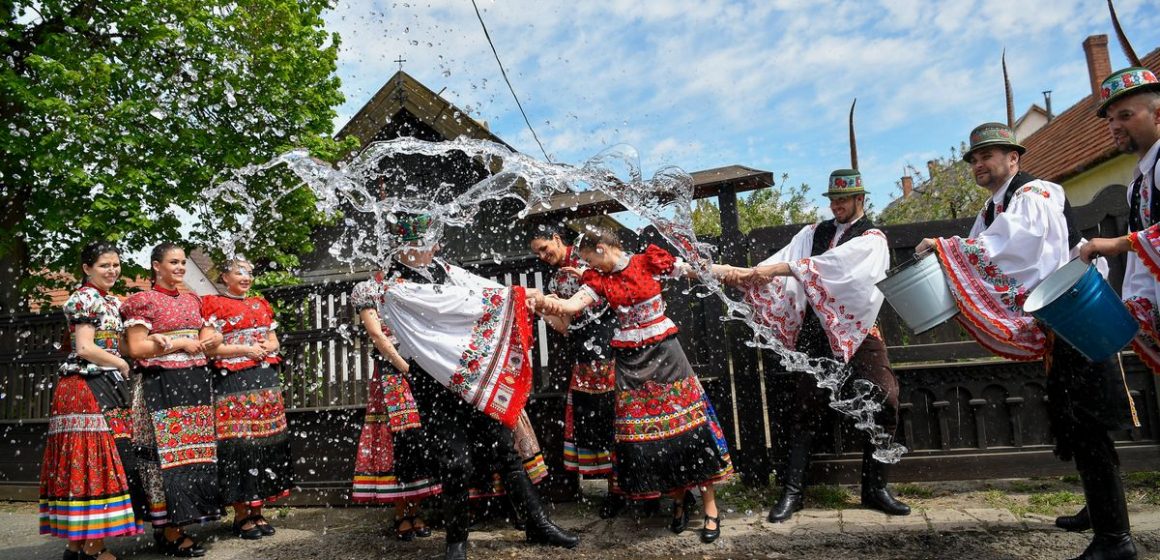 În a doua zi de Paşte, fetele din Maramures sunt stropite cu parfum