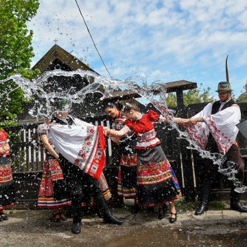 În a doua zi de Paşte, fetele din Maramures sunt stropite cu parfum În a doua zi de Paşte, fetele din Maramures sunt stropite cu parfum