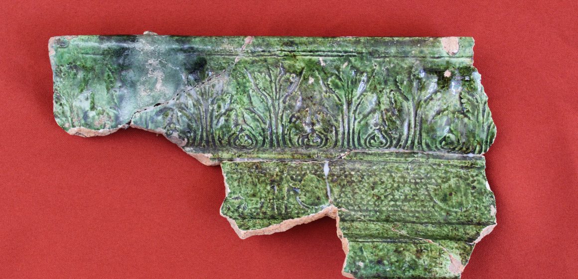 Cahlă specială pentru cornișă, exponatul săptămânii la Muzeul Județean de Istorie și Arheologie Baia Mare Cahlă specială pentru cornișă, exponatul săptămânii la Muzeul Județean de Istorie și Arheologie Baia Mare