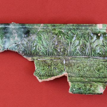 Cahlă specială pentru cornișă, exponatul săptămânii la Muzeul Județean de Istorie și Arheologie Baia Mare