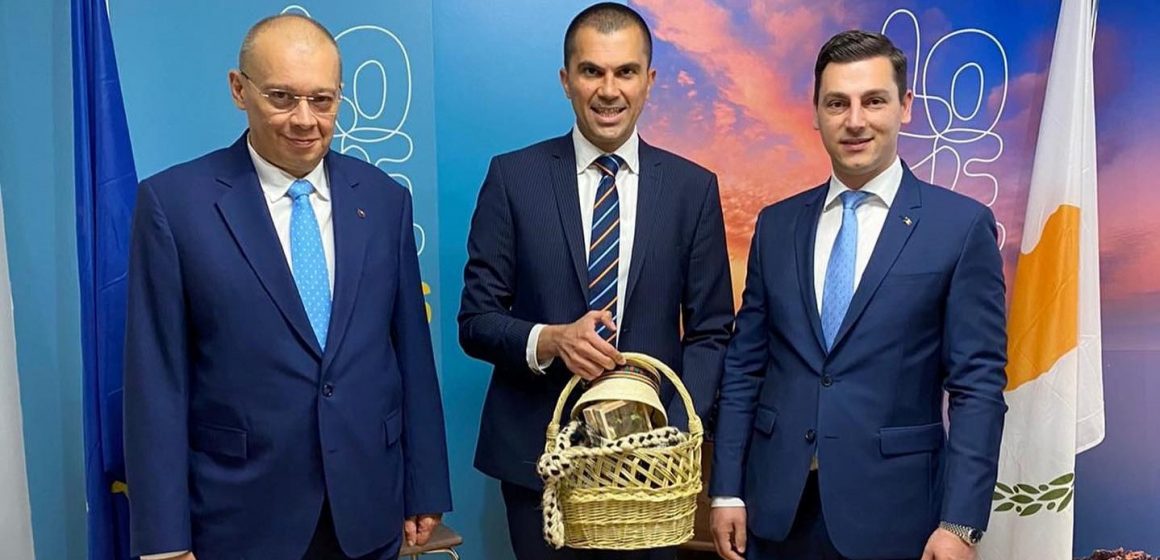 Ionel Bogdan, împreună cu ambasadorul României în Cipru a avut o întâlnire cu Ministrul Turismului și secretar general al Camerei de Comerț și Industrie din Cipru Ionel Bogdan, împreună cu ambasadorul României în Cipru a avut o întâlnire cu Ministrul Turismului și secretar general al Camerei de Comerț și Industrie din Cipru