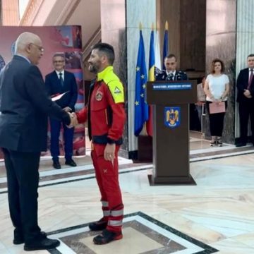 Raed Arafat a decorat Serviciul Public Salvamont Maramureș cu ”Emblema de onoare a Departamentului pentru Situații de Urgență” Raed Arafat a decorat Serviciul Public Salvamont Maramureș cu ”Emblema de onoare a Departamentului pentru Situații de Urgență”