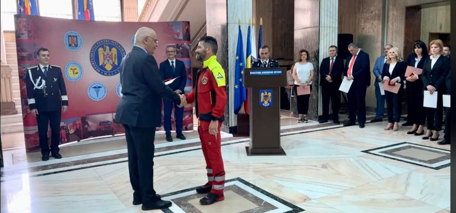 Raed Arafat a decorat Serviciul Public Salvamont Maramureș cu ”Emblema de onoare a Departamentului pentru Situații de Urgență” Raed Arafat a decorat Serviciul Public Salvamont Maramureș cu ”Emblema de onoare a Departamentului pentru Situații de Urgență”
