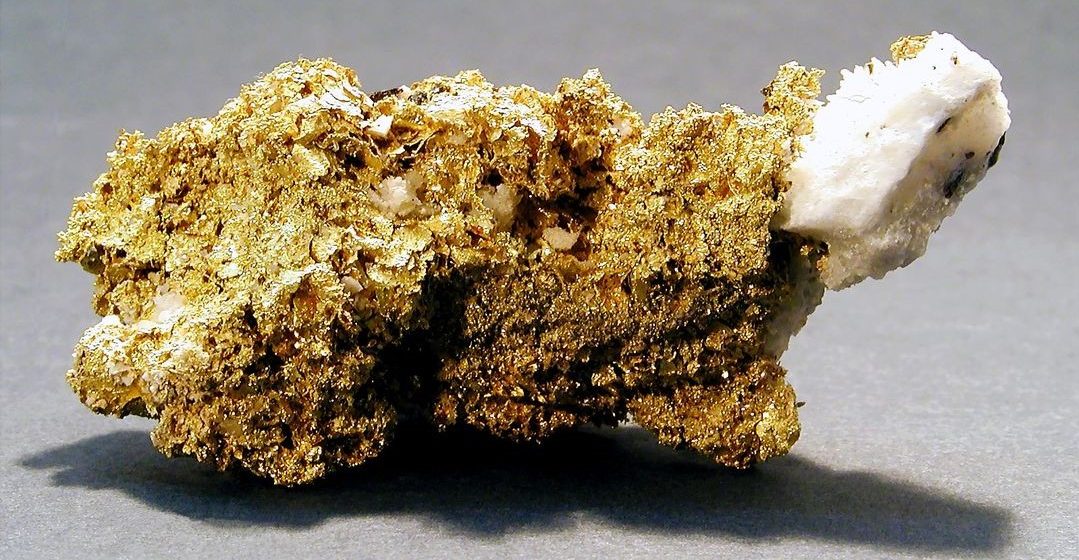 Exponatul săptămânii la Muzeul Județean de Mineralogie este un eșantion deosebit din cristale de cuarț și blendă acoperit cu aur