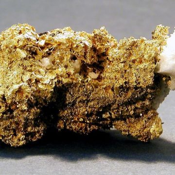 Exponatul săptămânii la Muzeul Județean de Mineralogie este un eșantion deosebit din cristale de cuarț și blendă acoperit cu aur