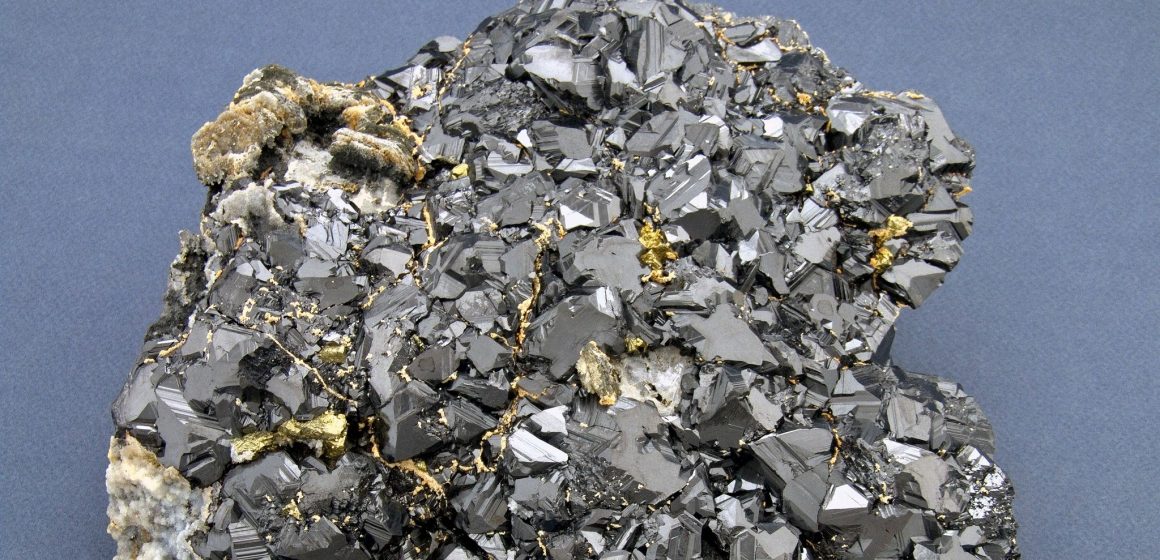 Exponatul săptămânii la Muzeul Județean de Mineralogie este un eșantion de excepție de blendă, galenă, marcasită, calcopirită, calcit