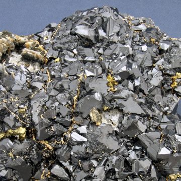 Exponatul săptămânii la Muzeul Județean de Mineralogie este un eșantion de excepție de blendă, galenă, marcasită, calcopirită, calcit