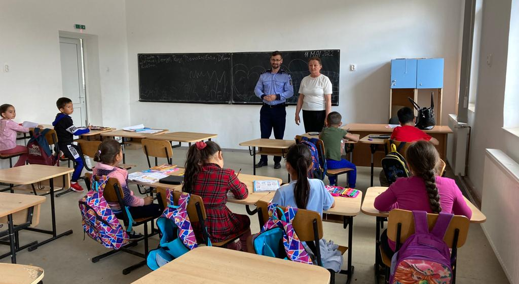 Copii la discuții cu polițiștii