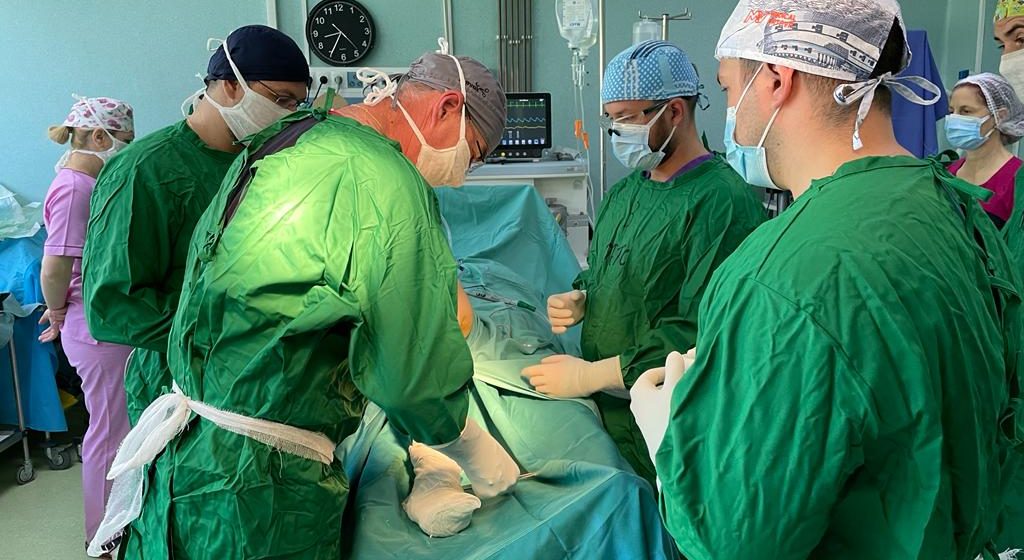 Video | O nouă premieră chirurgicală la Spitalul Județean de Urgență ”Dr. Constantin Opriș” Baia Mare:  artroplastie de genunchi cu proteze totale