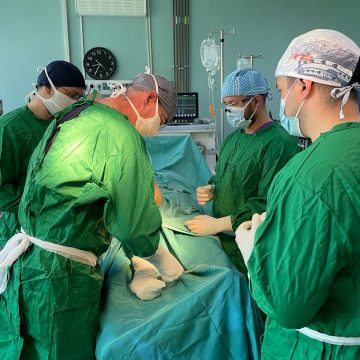 Video | O nouă premieră chirurgicală la Spitalul Județean de Urgență ”Dr. Constantin Opriș” Baia Mare:  artroplastie de genunchi cu proteze totale
