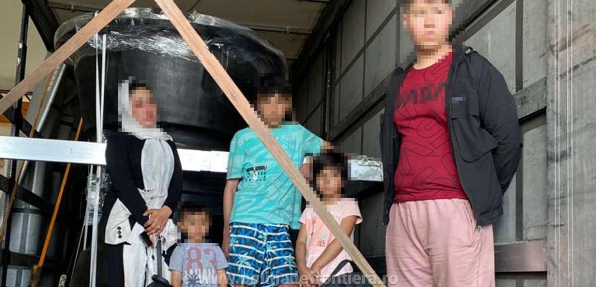 Ascunşi într-un TIR încărcat cu sicrie, 36 de cetăţeni străini intenţionau să treacă ilegal frontiera