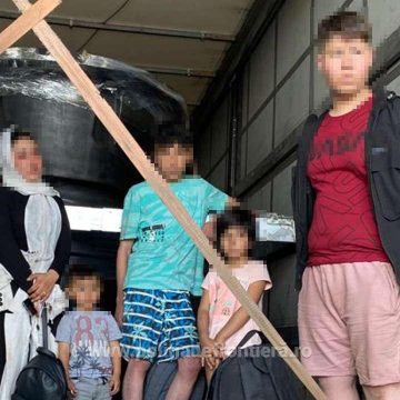 Ascunşi într-un TIR încărcat cu sicrie, 36 de cetăţeni străini intenţionau să treacă ilegal frontiera Ascunşi într-un TIR încărcat cu sicrie, 36 de cetăţeni străini intenţionau să treacă ilegal frontiera