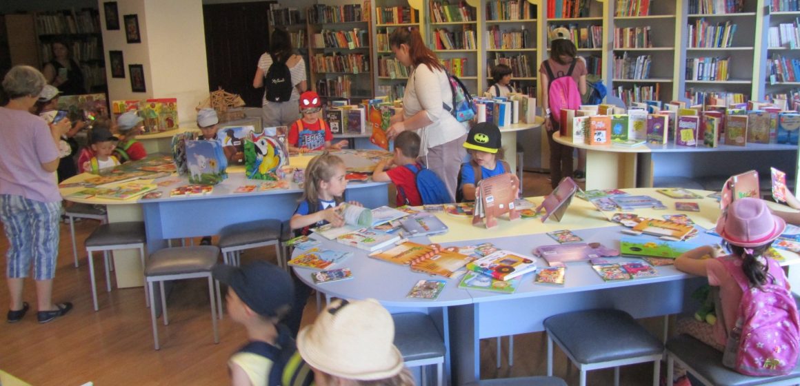 Prichindei în vizită la bibliotecă