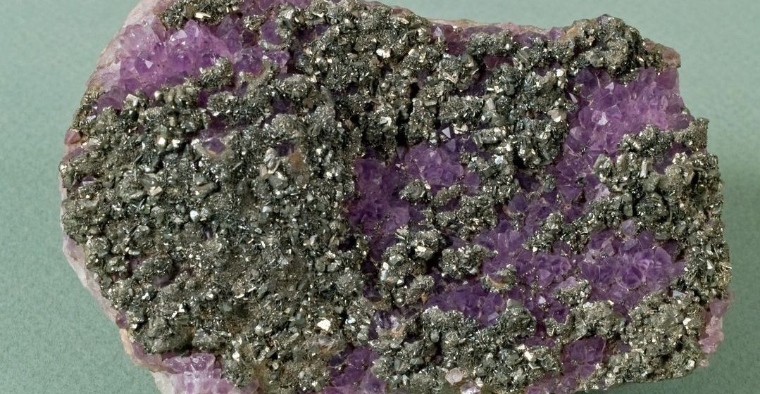 Exponatul săptămânii la Muzeul Județean de Mineralogie este un eșantion deosebit de cuarț și marcasită