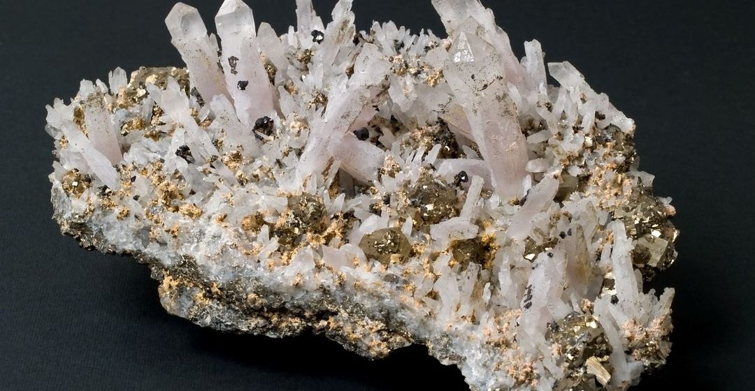 Exponatul săptămânii la Muzeul Județean de Mineralogie este o druză de cuarț, pirită și calcit