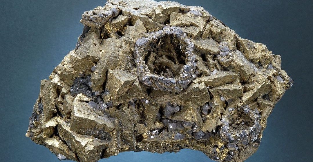 Exponatul săptămânii la Muzeul Județean de Mineralogie este unul din calcopirită și galenă