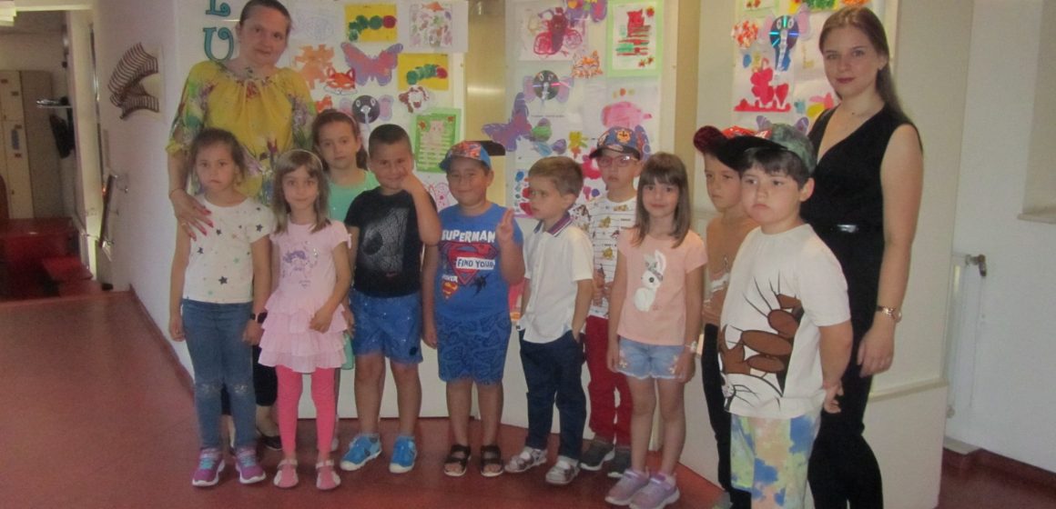 Expoziție cu desene ale copiilor la bibliotecă
