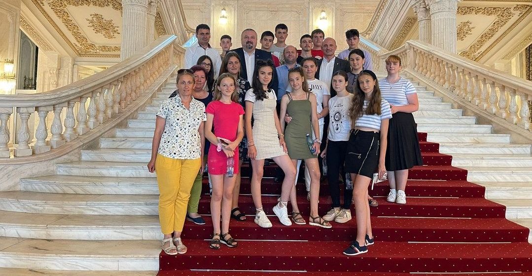 Elevii premianți ai școlilor din comuna Cernești au fost invitații senatorului Dan Ivan să viziteze Palatul Parlamentului