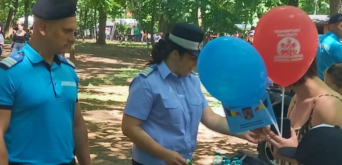 Copiii sunt extrem de interesați de standul Jandarmeriei din Parcul Regina Maria din Baia Mare