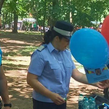 Copiii sunt extrem de interesați de standul Jandarmeriei din Parcul Regina Maria din Baia Mare