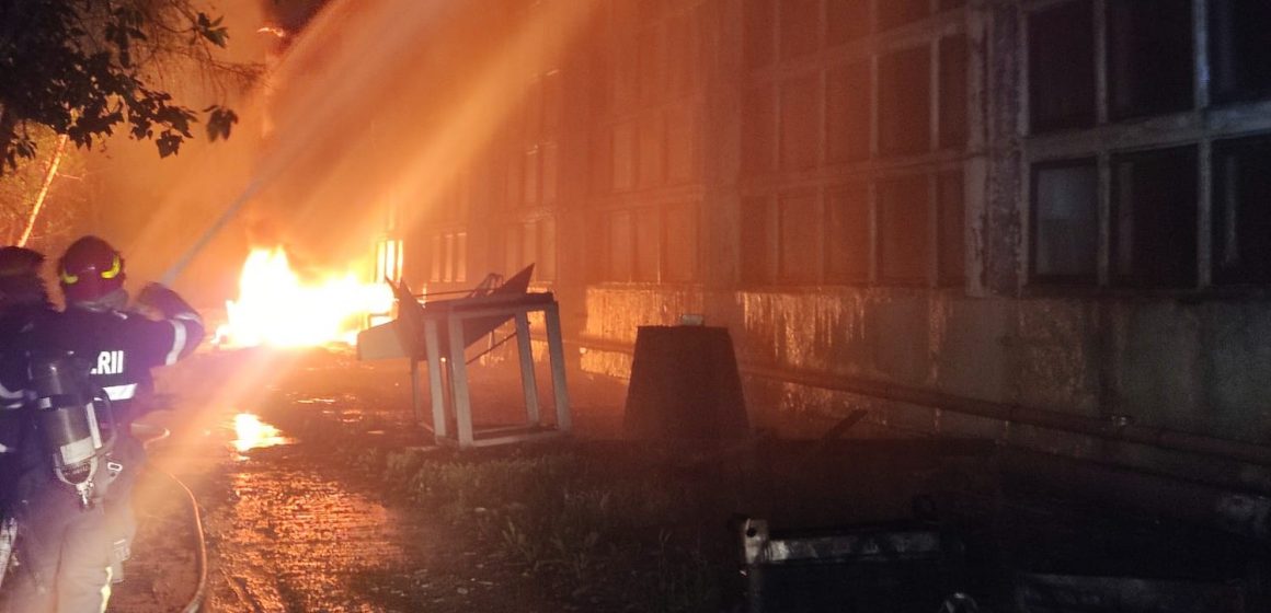Video | Incendiu la acoperișul halei de producție șuruburi Video | Incendiu la acoperișul halei de producție șuruburi