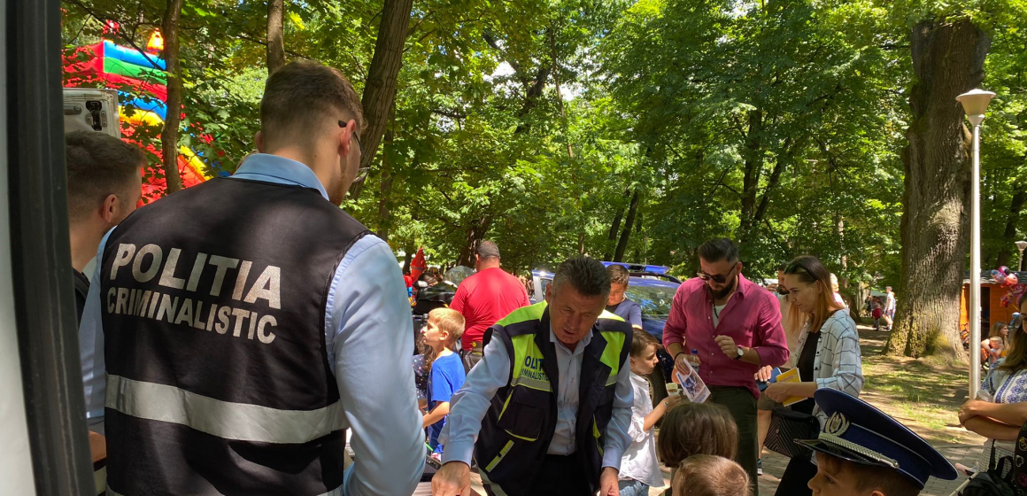 Polițiști la întâlnire cu copiii