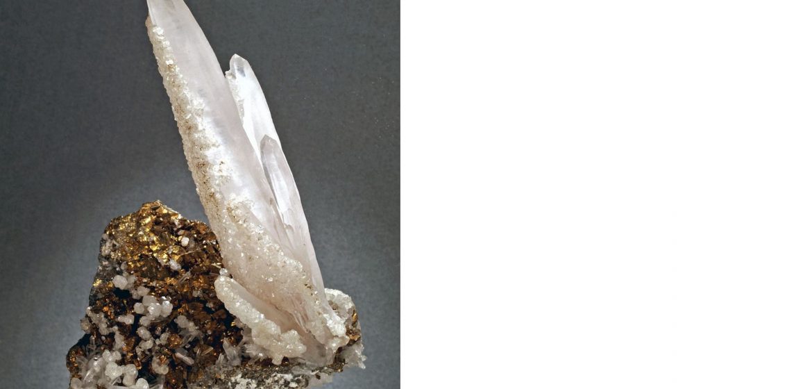 Exponatul săptămânii la Muzeul de Mineralogie este un eșantion de calcopirită, cuarț și calcit