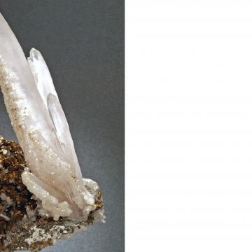 Exponatul săptămânii la Muzeul de Mineralogie este un eșantion de calcopirită, cuarț și calcit